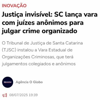O TJ de Santa Catarina anunciou uma vara especializada em organizações criminosas com julgamentos anônimos. Os magistrados terão voz e imagem distorcidas durante as audiências para “garantir segurança”.

Mas pera lá… Como arguir suspeição? Como saber se houve parcialidade?
Como confiar num julgamento em que nem sabemos quem está decidindo?

Qualquer um tem o direito de saber por quem e pelo que está sendo julgado.

Essa medida fere o princípio do juiz natural (art. 5º, LIII da Constituição), a publicidade dos atos processuais (art. 93, IX) e compromete o direito de defesa e o contraditório (art. 5º, LV).
A estrutura impede a fiscalização da atividade judicial e esvazia a confiança no processo penal.

Não é modernização.
É o risco de institucionalizar o sigilo, a opacidade e a arbitrariedade, justo onde mais se precisa de garantias: no sistema penal.

E o mais irônico? Juízes e juízas no Brasil já têm uma série de garantias constitucionais justamente para exercerem suas funções com independência e segurança. O sistema já foi desenhado pensando nisso. Já existe uma estrutura completa para proteger magistrados sem precisar recorrer a medidas inconstitucionais como anonimato total em audiência.

Se mesmo com tudo isso o Estado entende que precisa esconder o rosto e a identidade de quem julga, talvez o problema seja outro.