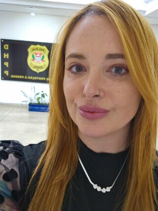 Recesso é um privilégio, liberdade é urgência.

O judiciário tem recesso, o criminalista não. Talvez dias mais calmos, nunca se sabe.

Talvez dê pra dormir um pouquinho mais (por favor universo!), maratonar alguma série, levar um livro para o parque em dia de semana... 

Vai ter que dar pra fazer o fechamento do ano, planejamento de 2026, adiantar algumas aulas, rascunhar um artigo, arrumar o guarda roupas.

Quando a liberdade está em jogo, recesso é só uma palavra.

E isso não é romantização. É estar em paz com o caminho que escolhi, sabendo exatamente o que importa.